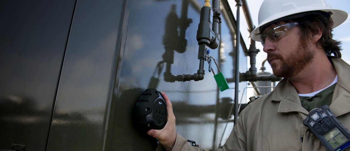 20_picture_of_worker_holding_portable_gas_detector@2x.jpg